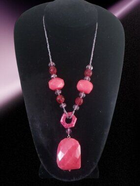 Essence Women’s Pink Statement Beaded Pendant Necklace ✨Length: 18"  NWOT✨
